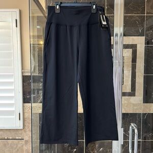 Under Armour black wide capris, size M, NWT.